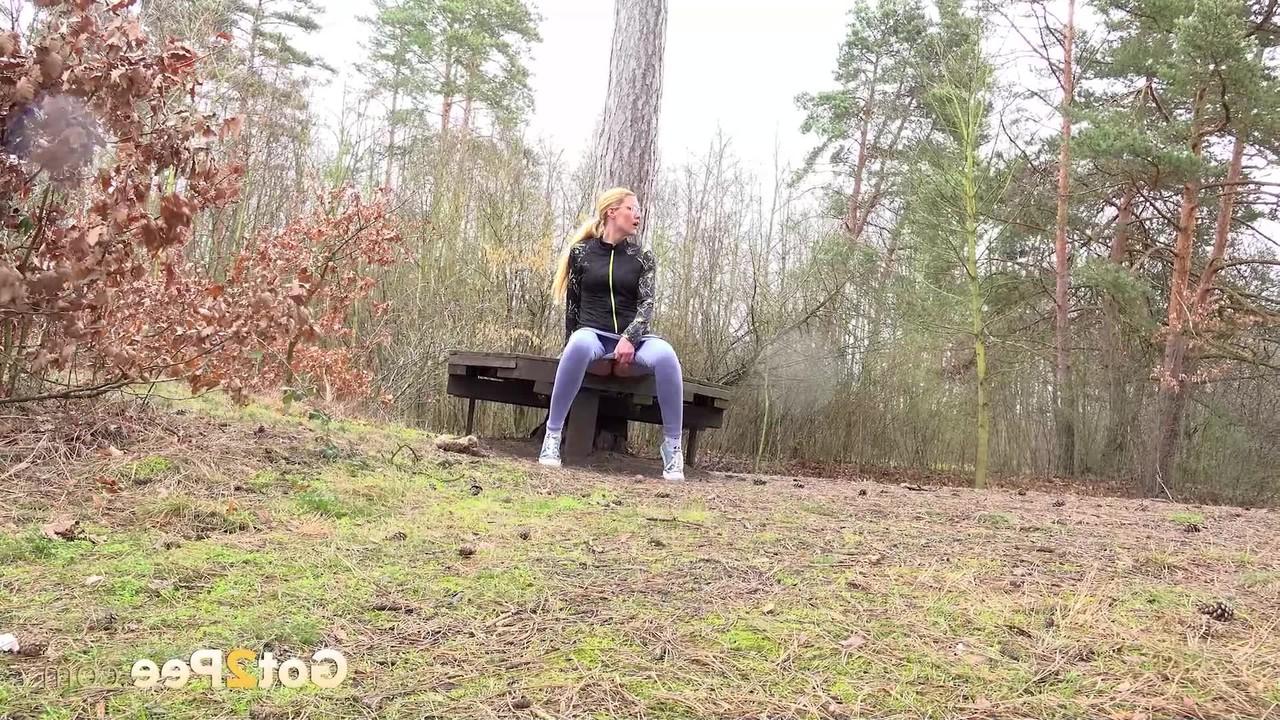 14P A loira Delphine mija em uma plataforma enquanto está na natureza