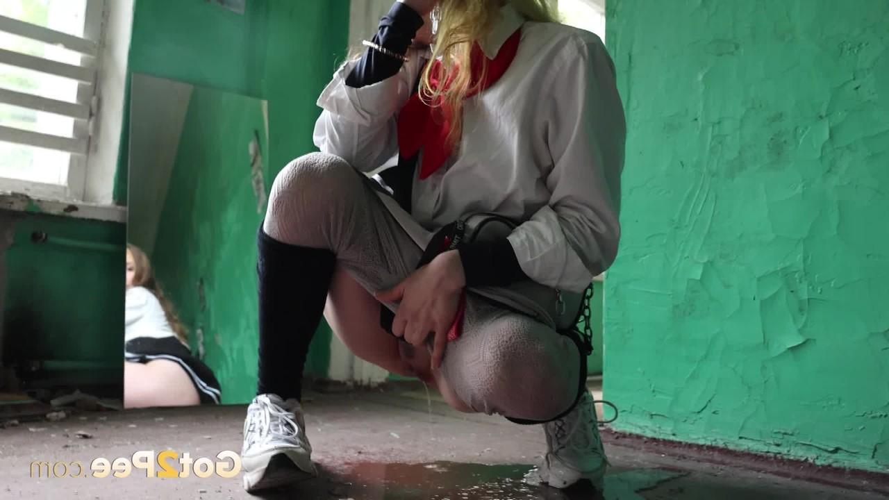 14P Die blonde Studentin Squanch Baby bewundert sich im Spiegel, während sie auf den Boden pinkelt