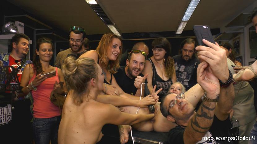 15P Blondes Mädchen wird in der Öffentlichkeit gedemütigt, bevor es zu einem öffentlichen Gangbang kommt