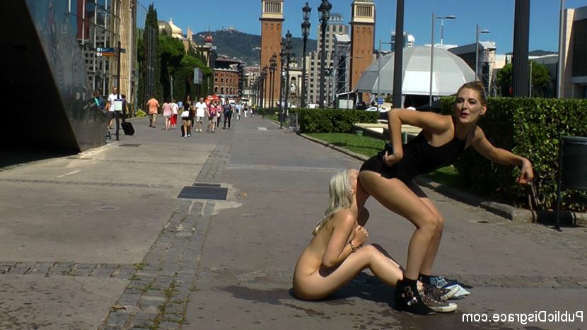 15P Blondes Mädchen wird in der Öffentlichkeit gedemütigt, bevor es zu einem öffentlichen Gangbang kommt