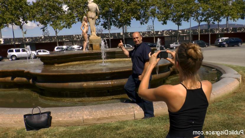 15P Blondes Mädchen wird in der Öffentlichkeit gedemütigt, bevor es zu einem öffentlichen Gangbang kommt