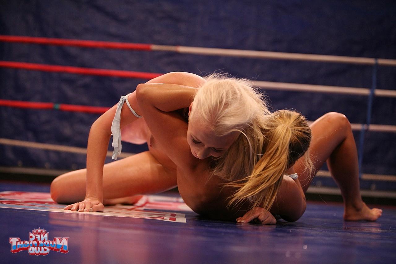 17P Linda Ray et Teena Dolly se battent sur le ring et s'adonnent à l'action lesbienne.