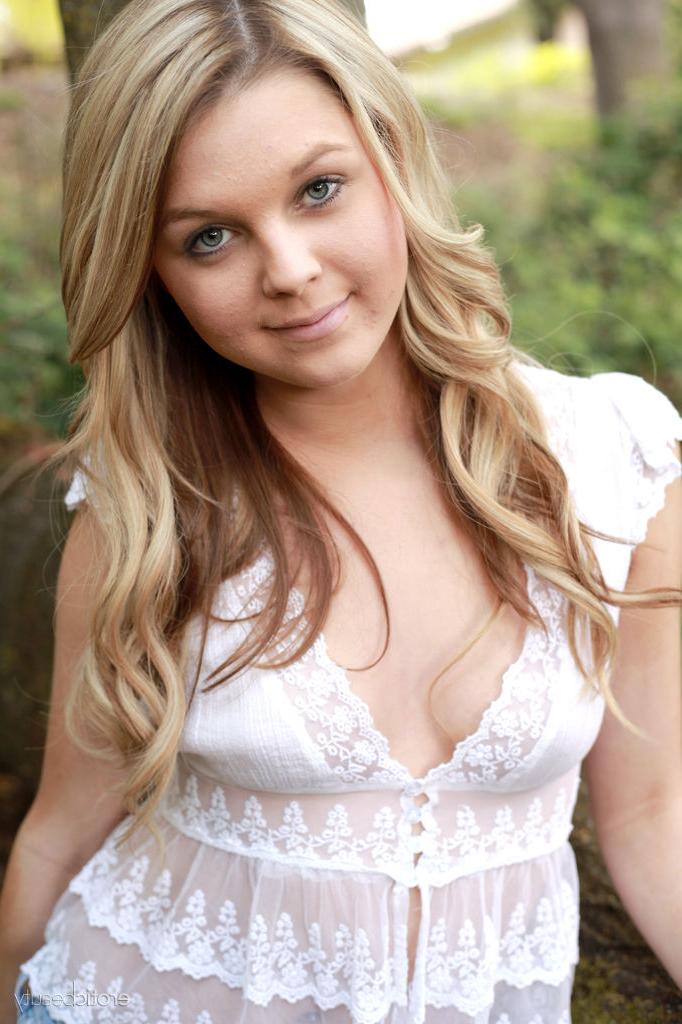 16P La mignonne Tiffiny se déshabille en plein air pour montrer ses petits seins et son délicieux cul.