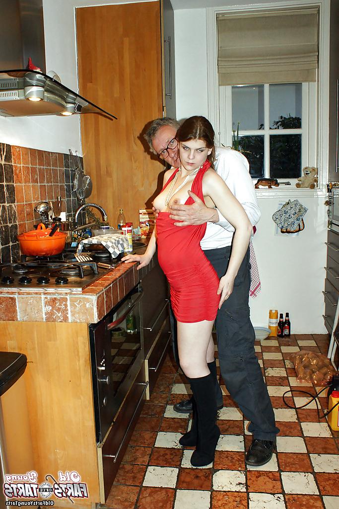 16P Old guy in glasses sticks his weapon into cunt of redhead babe