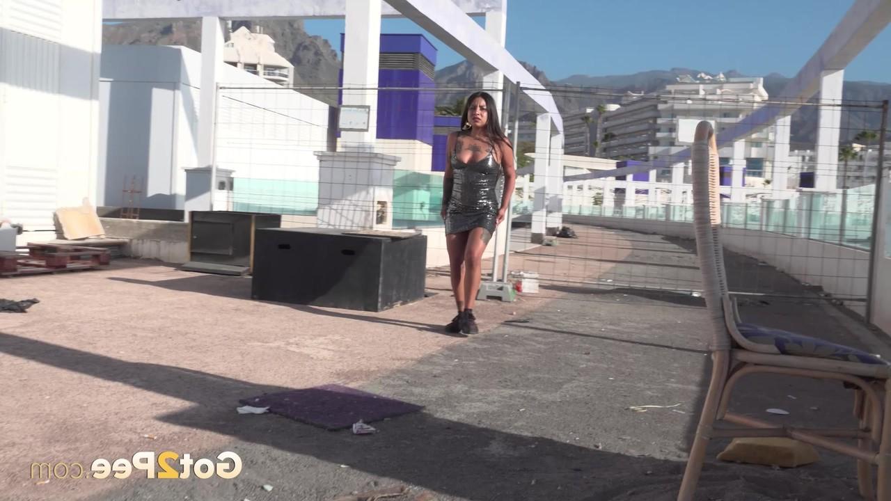 15P La chica solitaria Catalina Devil hace un pis muy necesario en un lugar público