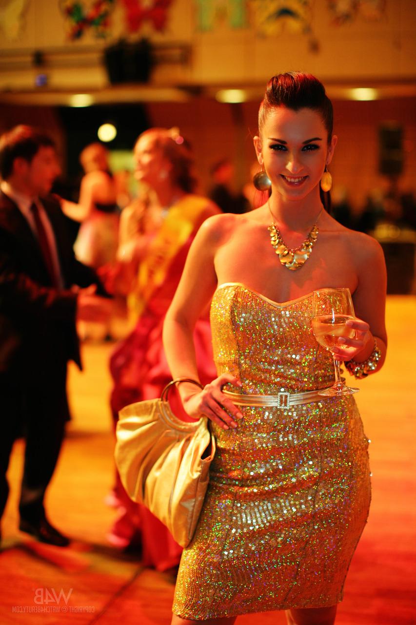 20P Gata glamourosa em um vestido quente Ennie dando uma saia levantada sem calcinha em público