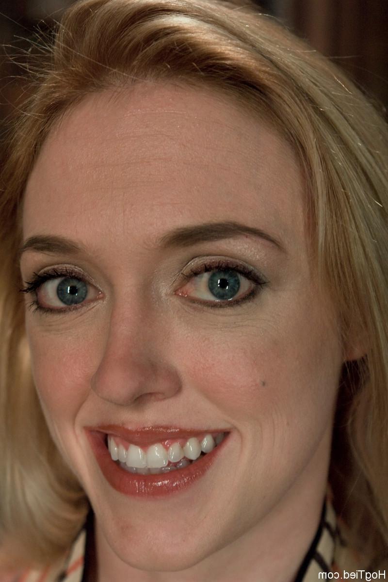 20P A mãe de olhos grandes, Dee Williams, tem seus peitos grandes atormentados enquanto está presa por uma corda