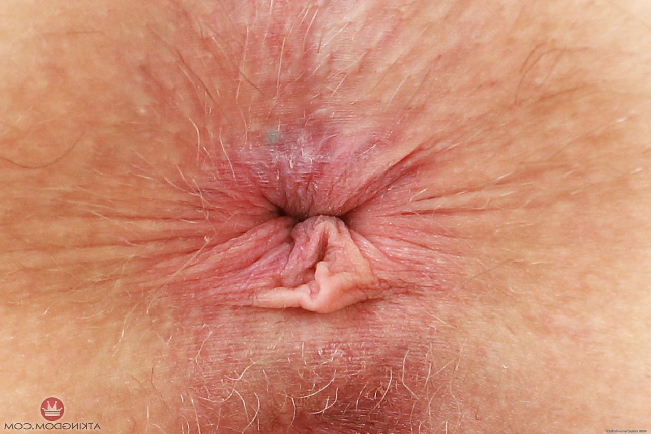 20P Das kurvige Babe Annie Archer zeigt ihren großen Arsch und spreizt ihre beschnittene Muschi