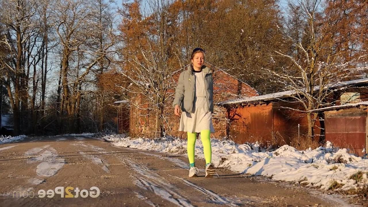 15P La chica solitaria Kaeyes orina sobre unos escombros durante el día con medias de neón