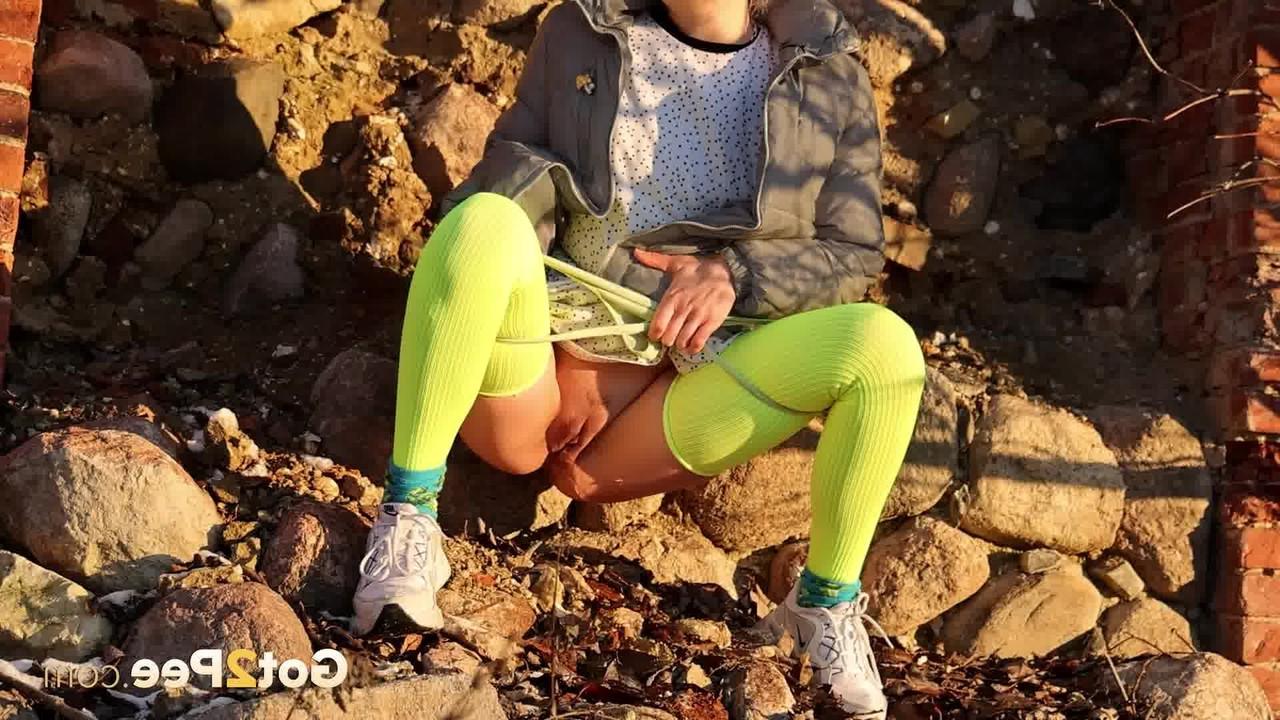 15P La chica solitaria Kaeyes orina sobre unos escombros durante el día con medias de neón