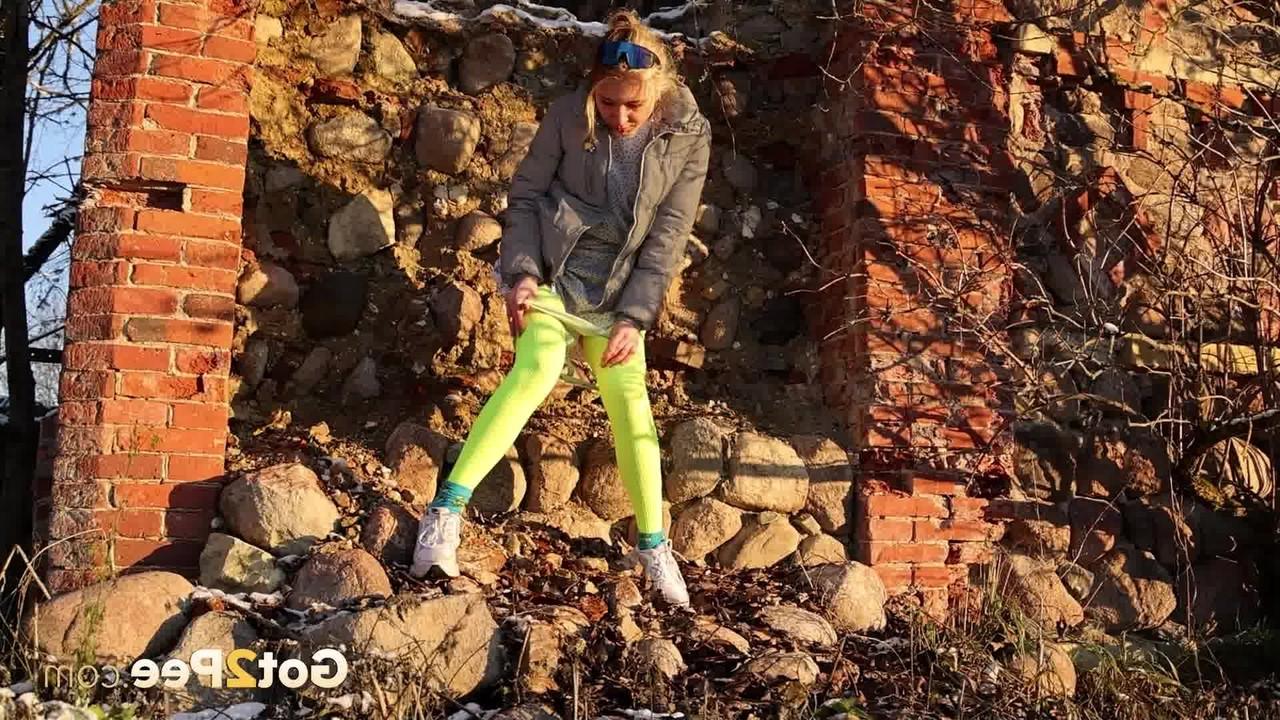 15P La chica solitaria Kaeyes orina sobre unos escombros durante el día con medias de neón