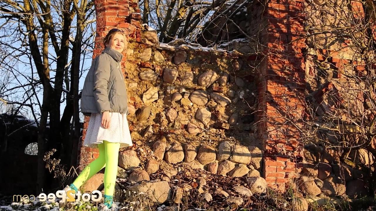 15P La chica solitaria Kaeyes orina sobre unos escombros durante el día con medias de neón