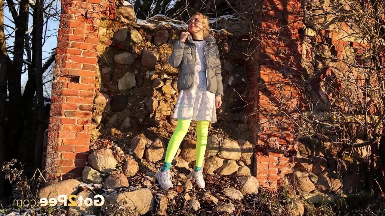 15P La chica solitaria Kaeyes orina sobre unos escombros durante el día con medias de neón
