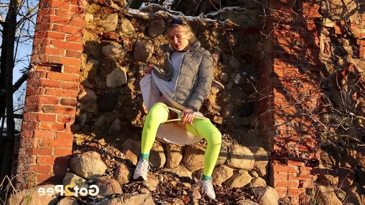 15P La chica solitaria Kaeyes orina sobre unos escombros durante el día con medias de neón