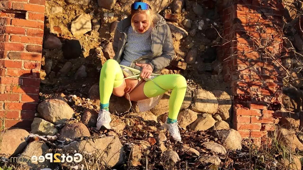 15P La chica solitaria Kaeyes orina sobre unos escombros durante el día con medias de neón
