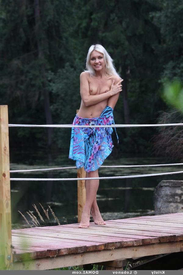 16P La joven rubia kristy libera sus partes privadas de un vestido mientras está en un muelle