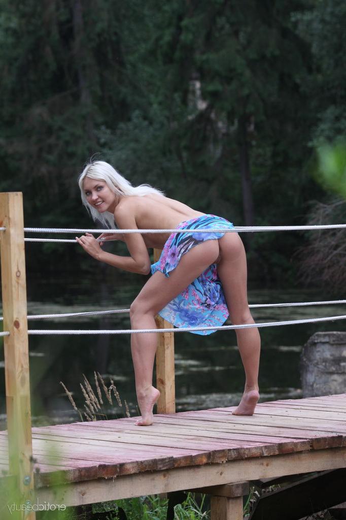 16P La joven rubia kristy libera sus partes privadas de un vestido mientras está en un muelle