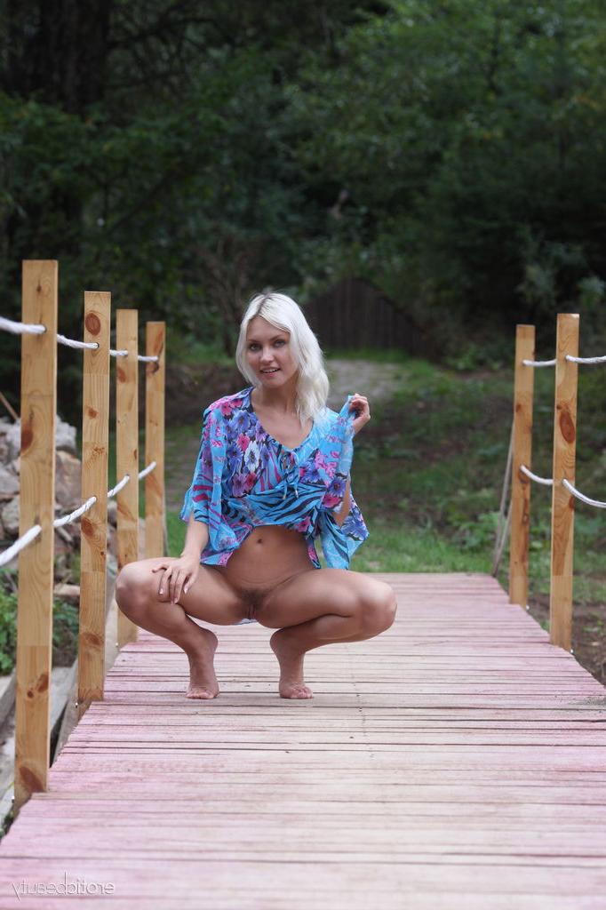 16P La joven rubia kristy libera sus partes privadas de un vestido mientras está en un muelle