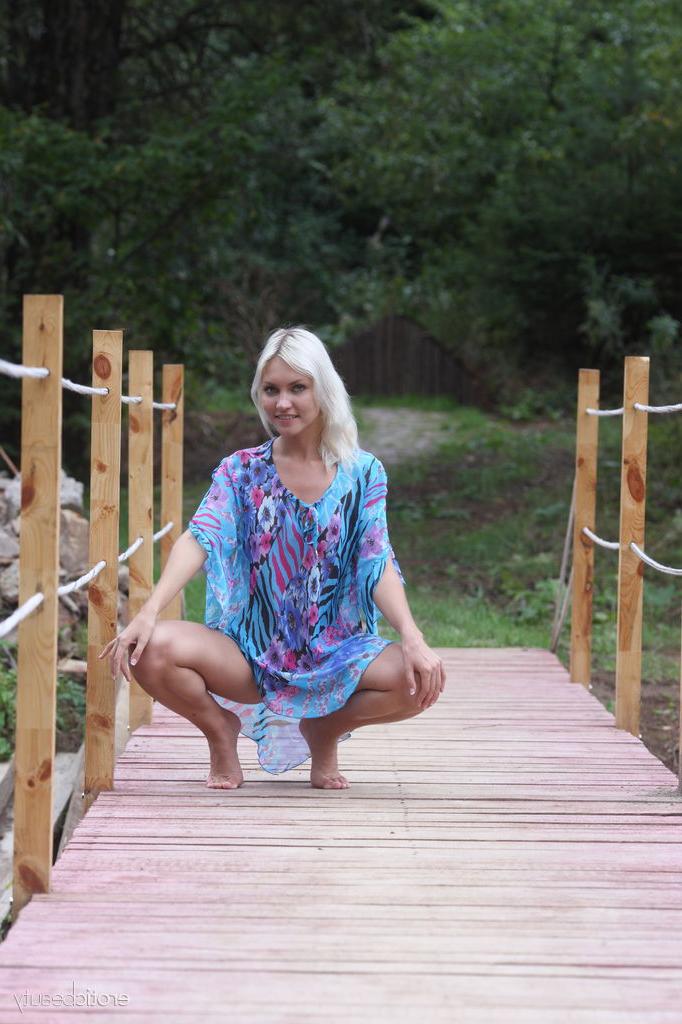 16P La joven rubia kristy libera sus partes privadas de un vestido mientras está en un muelle