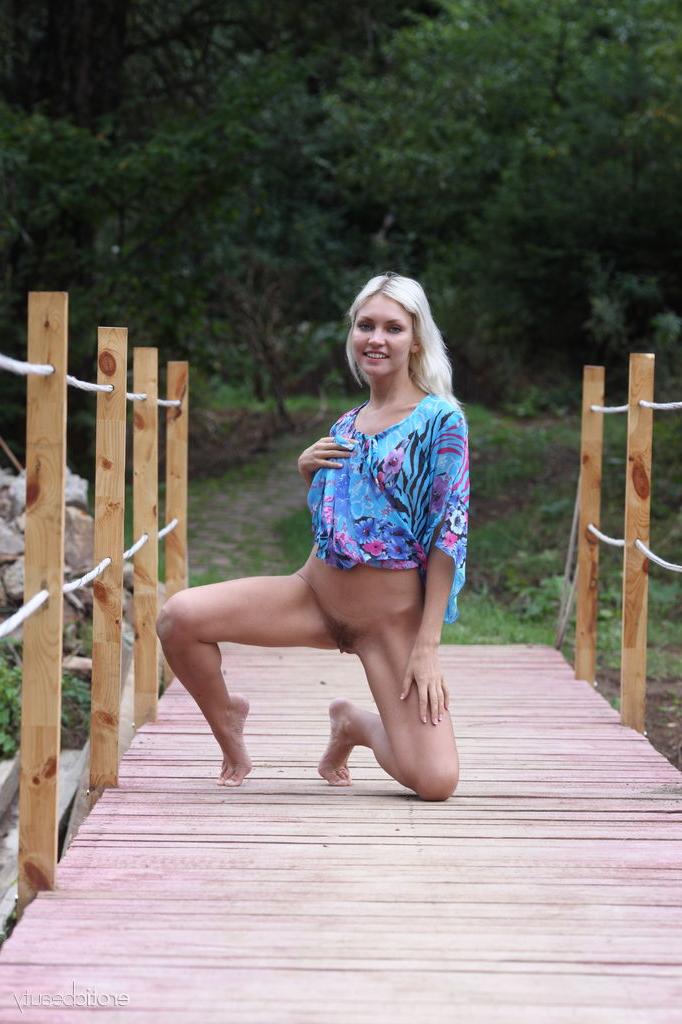 16P La joven rubia kristy libera sus partes privadas de un vestido mientras está en un muelle