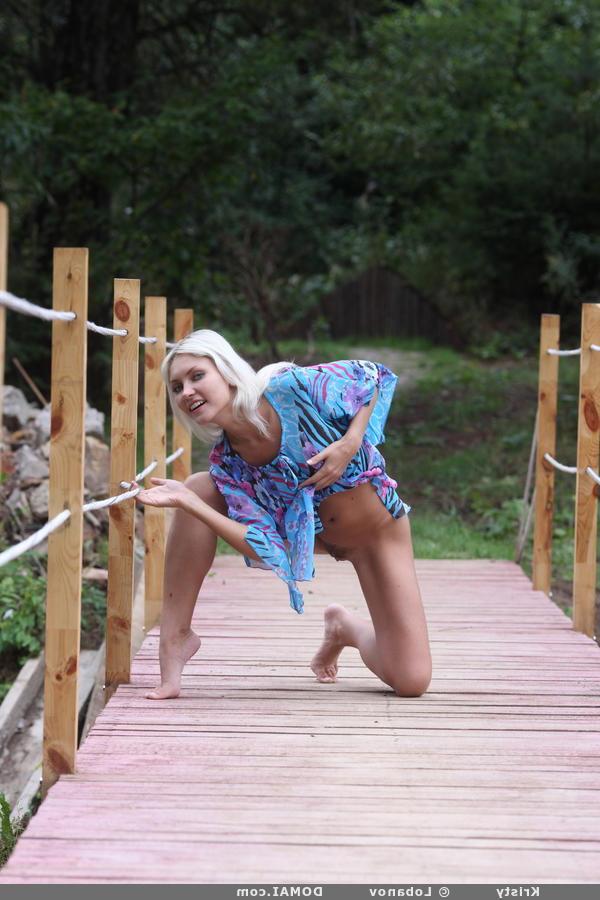 16P La joven rubia kristy libera sus partes privadas de un vestido mientras está en un muelle