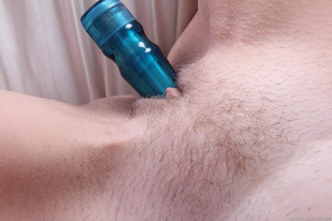 20P Mature amateur Jay Dee shows off her body and toys her tight cunt on her bed