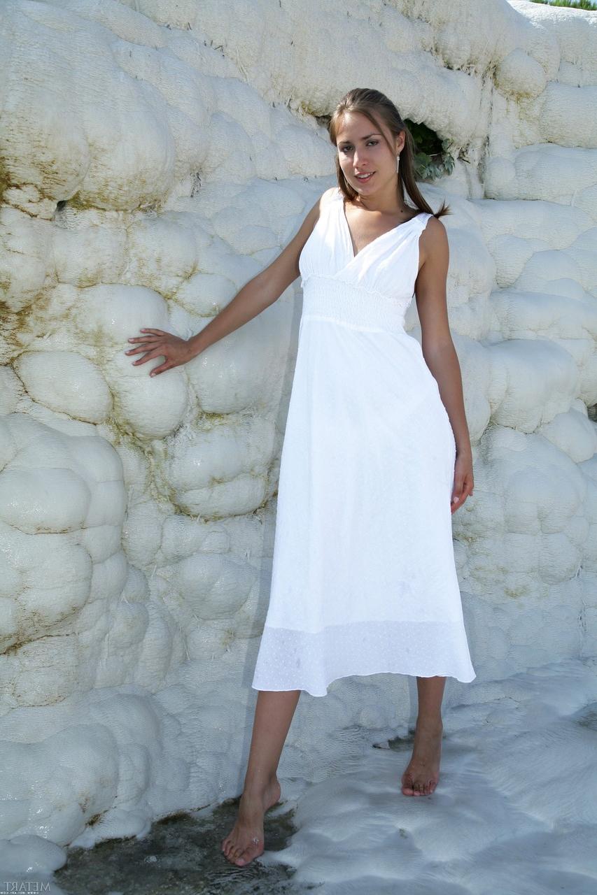 20P La sexy morena Alizeya A posa sin bragas con su vestido largo y muestra su coño