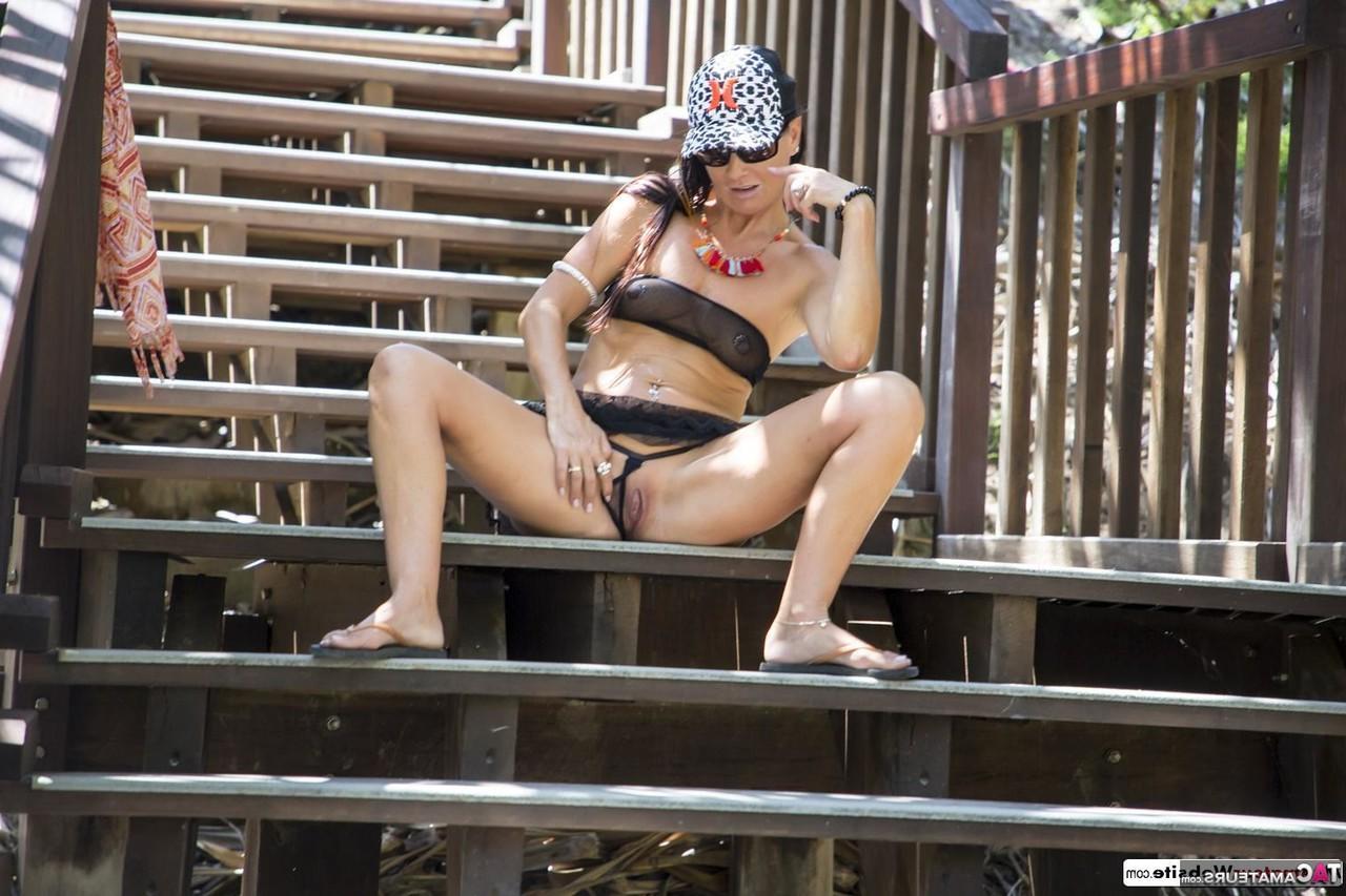 16P Morena MILF Roxeanne expõe sua buceta em um mirante público
