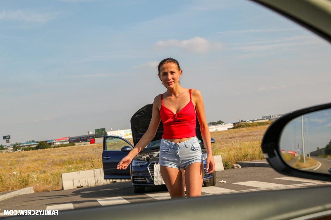 20P La jeune brune Nicole Love fait un trio en plein air avec des vieillards.