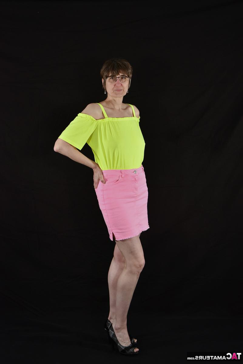 16P Die ältere Amateurin Hotmilf schlüpft aus einem rosa Rock und trägt schwarze Unterwäsche