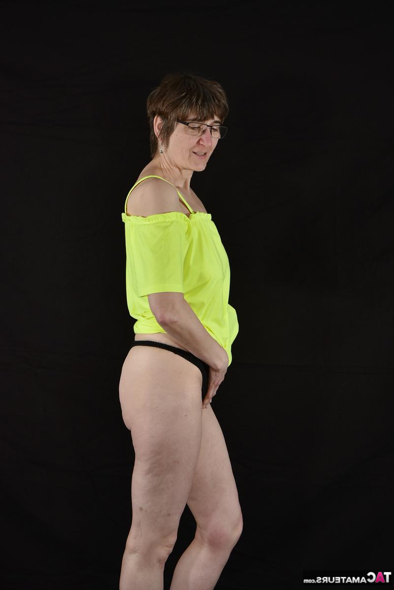 16P Die ältere Amateurin Hotmilf schlüpft aus einem rosa Rock und trägt schwarze Unterwäsche