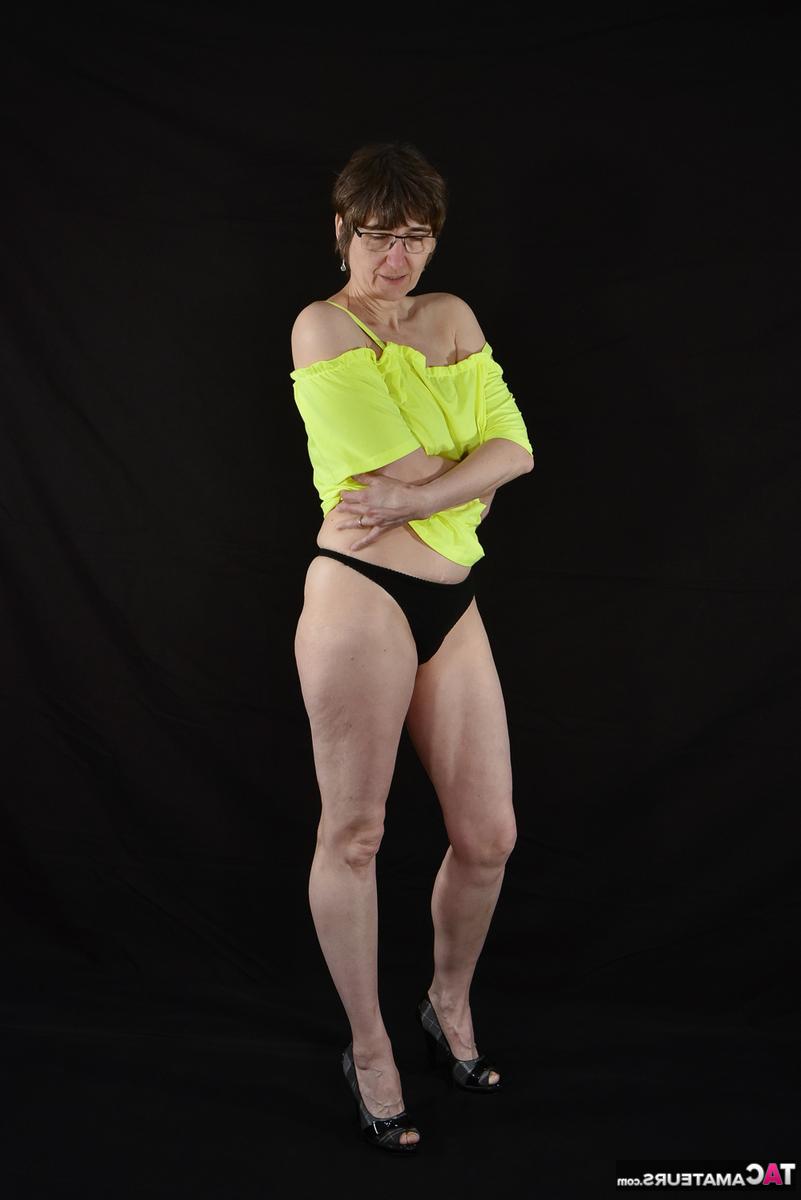 16P Die ältere Amateurin Hotmilf schlüpft aus einem rosa Rock und trägt schwarze Unterwäsche