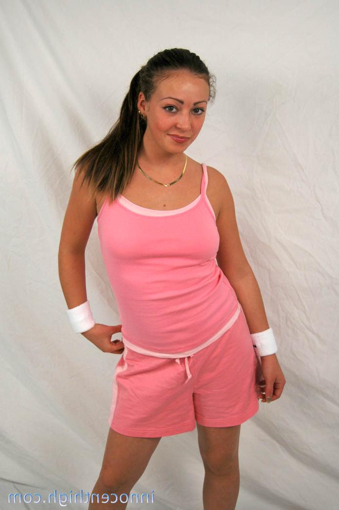 17P Die sportliche Amateurin Myah Monroe zieht ihr Tanktop hoch, um ihre natürlichen Brüste freizulegen
