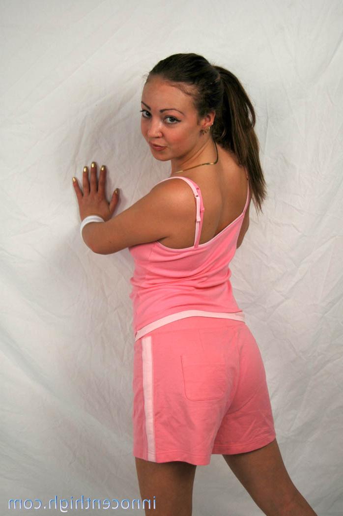 17P Die sportliche Amateurin Myah Monroe zieht ihr Tanktop hoch, um ihre natürlichen Brüste freizulegen