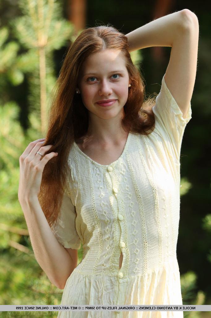 18P Nicole K, jeune fille pâle aux longs cheveux roux, se met totalement nue au milieu des jeunes arbres.