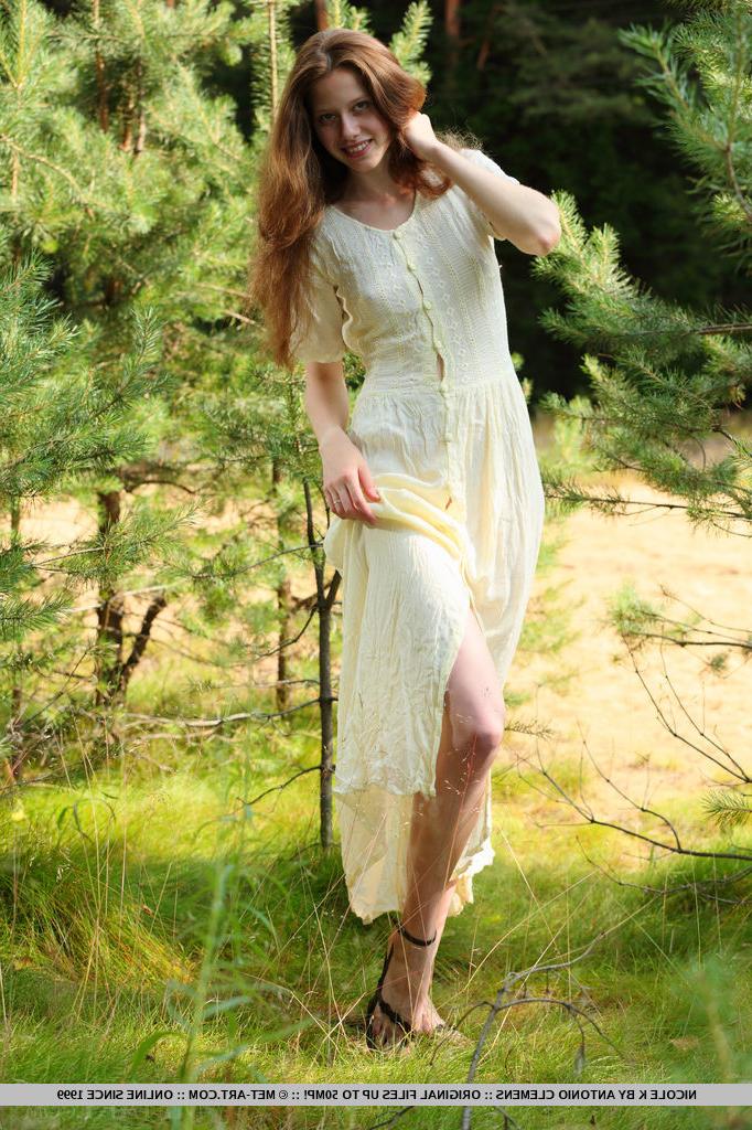 18P Nicole K, jeune fille pâle aux longs cheveux roux, se met totalement nue au milieu des jeunes arbres.