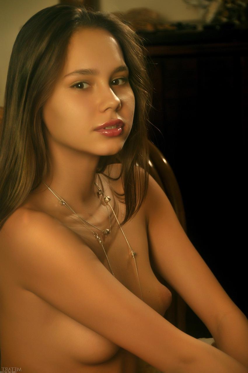 20P Das engelsgleiche Babe Nastya J zeigt ihre perfekten Titten und ihren gestutzten Busch