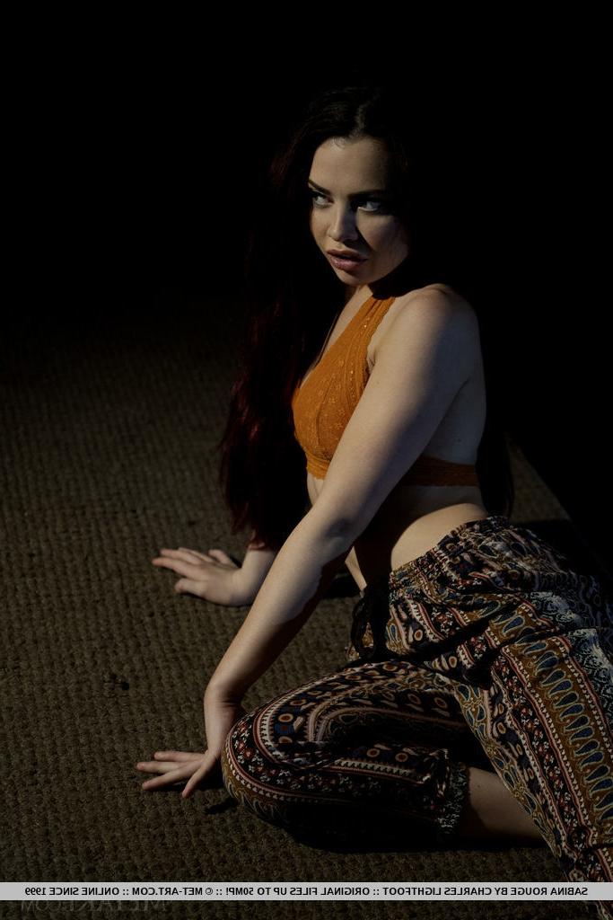 18P A magrinha Sabina Rouge fica totalmente nua depois de meditar
