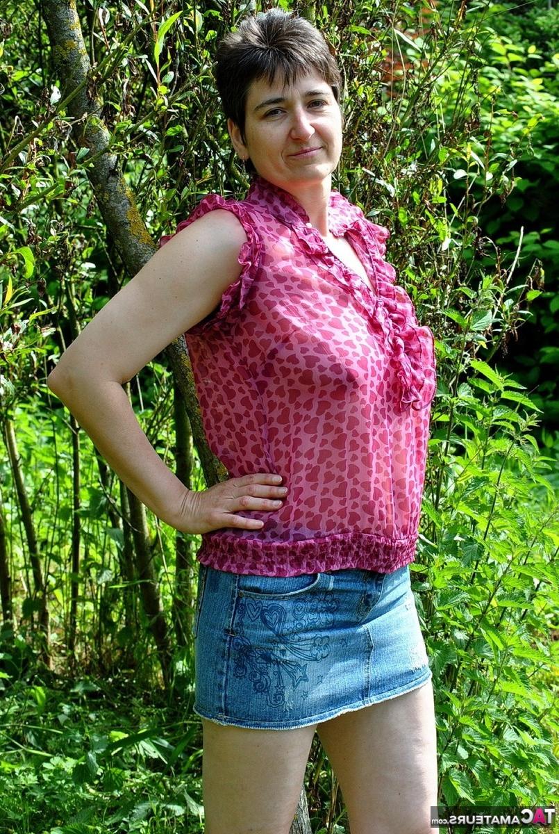 16P Morena amadora Hot MILF expõe seus seios naturais enquanto está na natureza