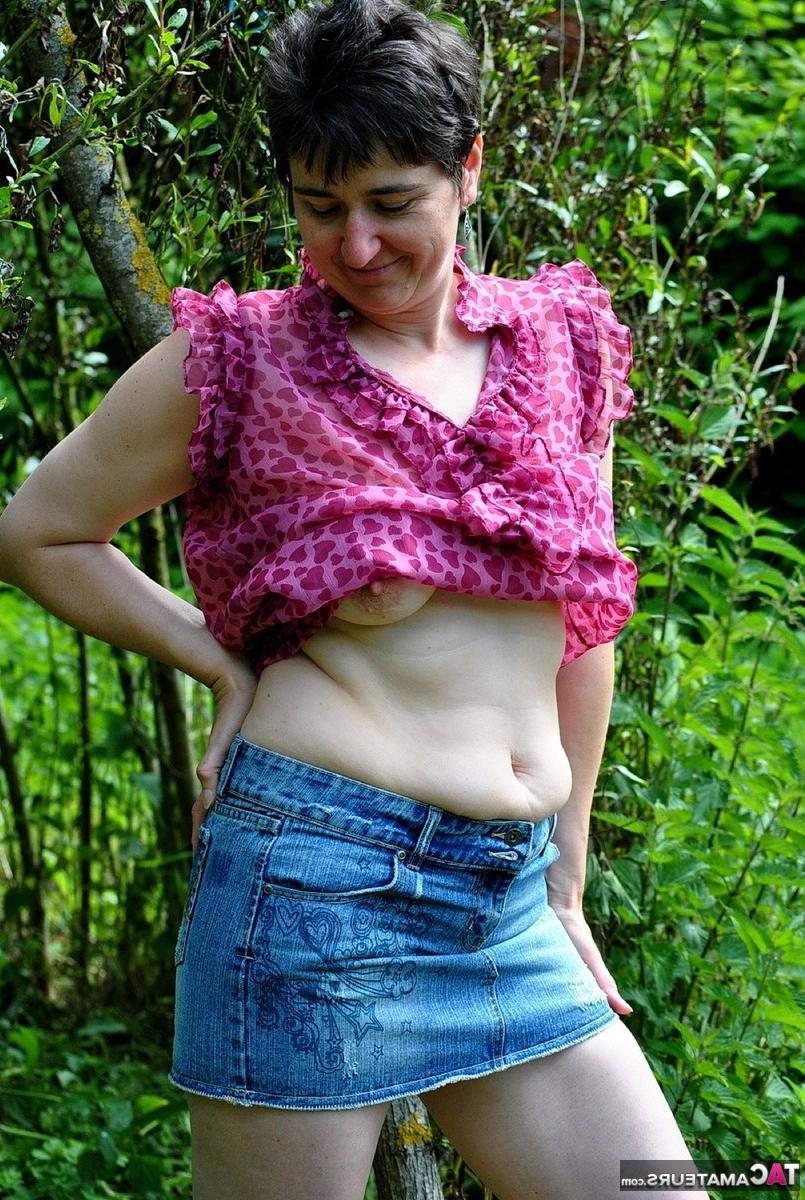 16P Morena amadora Hot MILF expõe seus seios naturais enquanto está na natureza