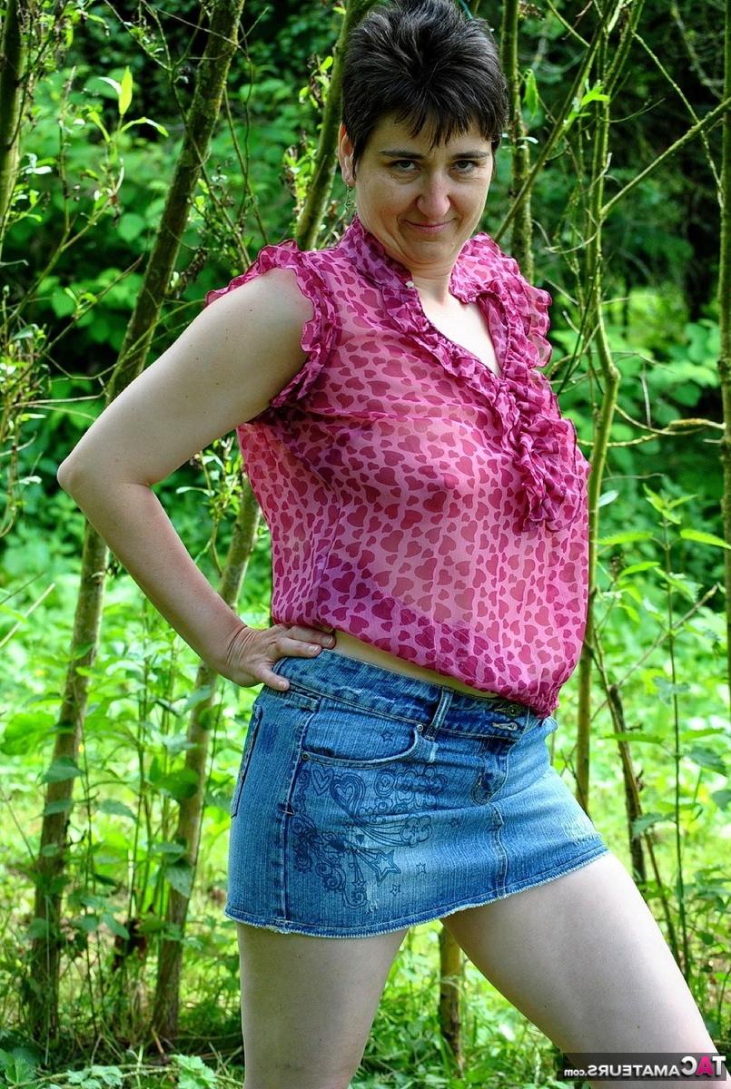 16P Morena amadora Hot MILF expõe seus seios naturais enquanto está na natureza