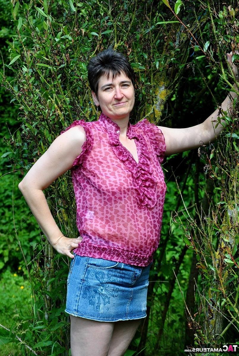 16P Morena amadora Hot MILF expõe seus seios naturais enquanto está na natureza
