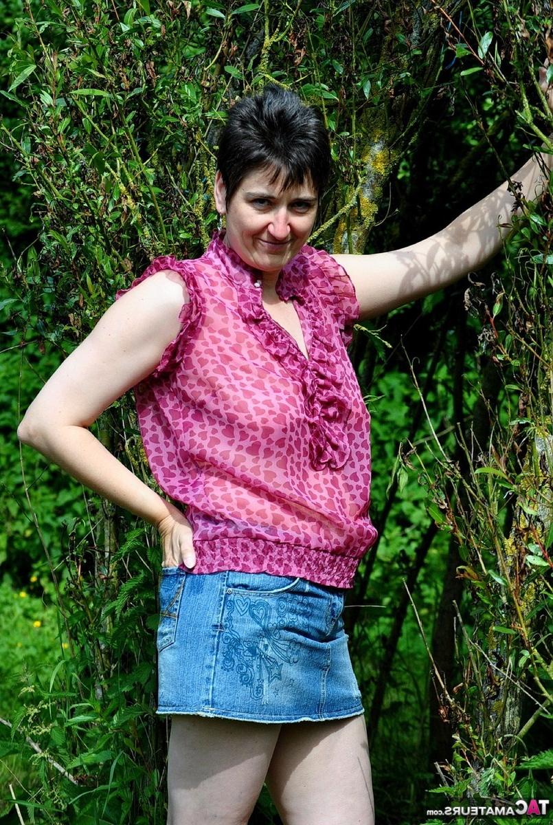 16P Morena amadora Hot MILF expõe seus seios naturais enquanto está na natureza