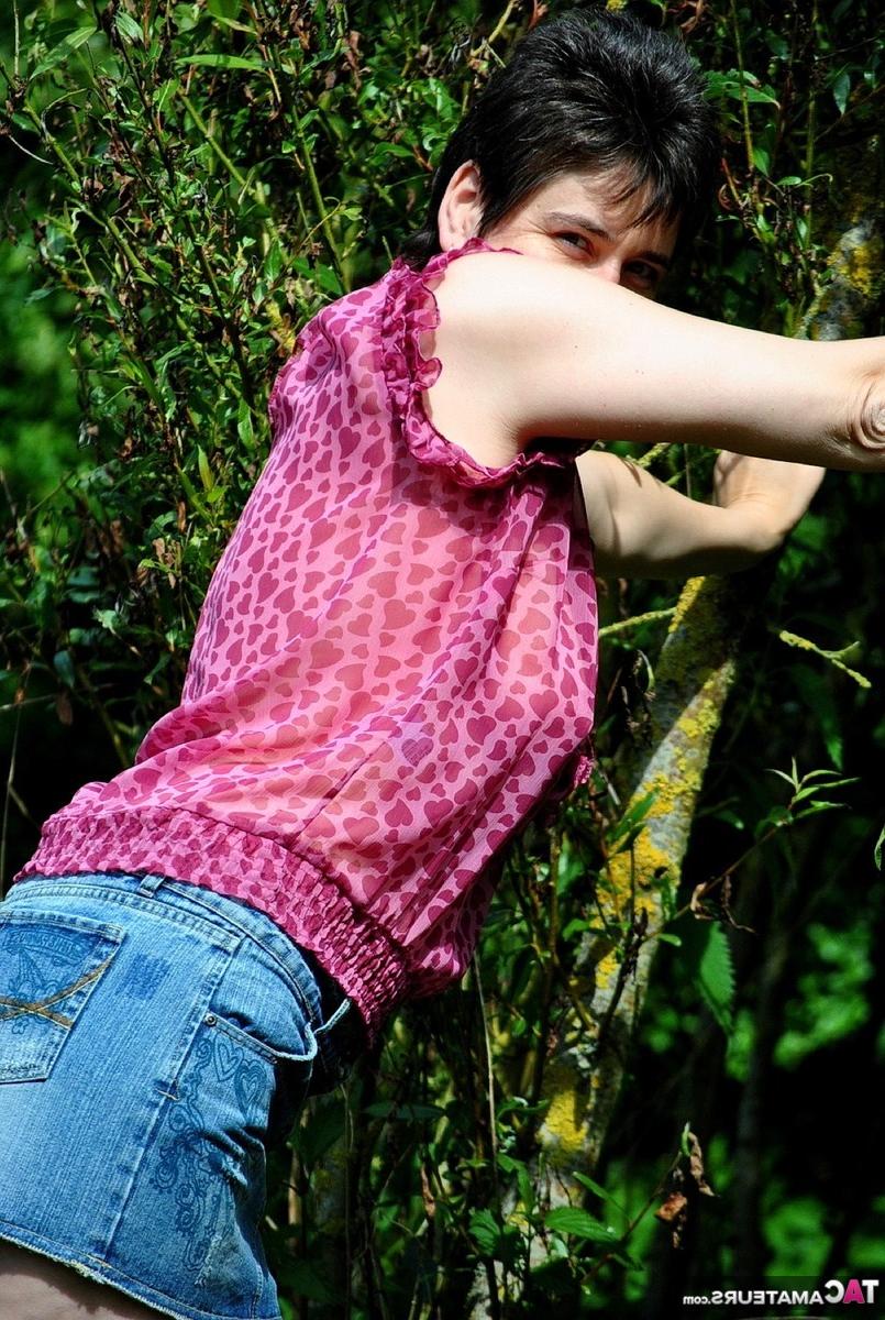 16P Morena amadora Hot MILF expõe seus seios naturais enquanto está na natureza