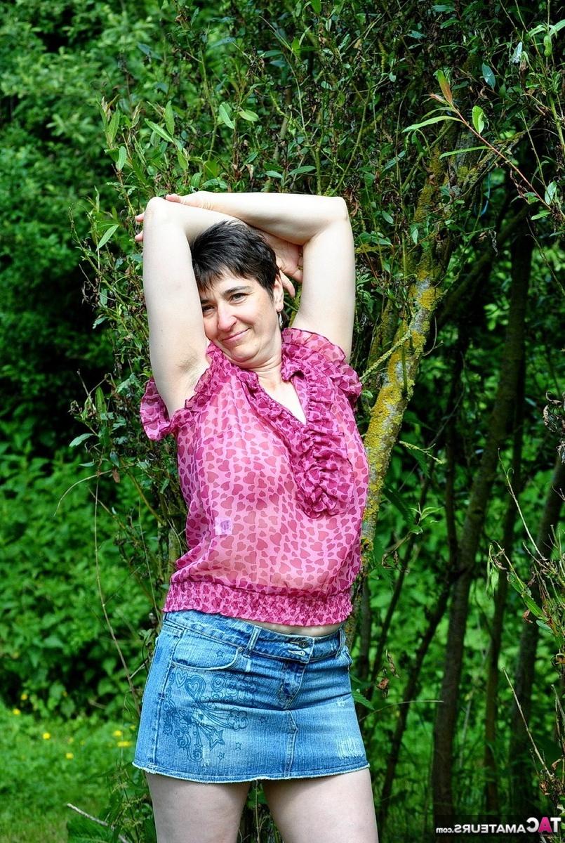 16P Morena amadora Hot MILF expõe seus seios naturais enquanto está na natureza