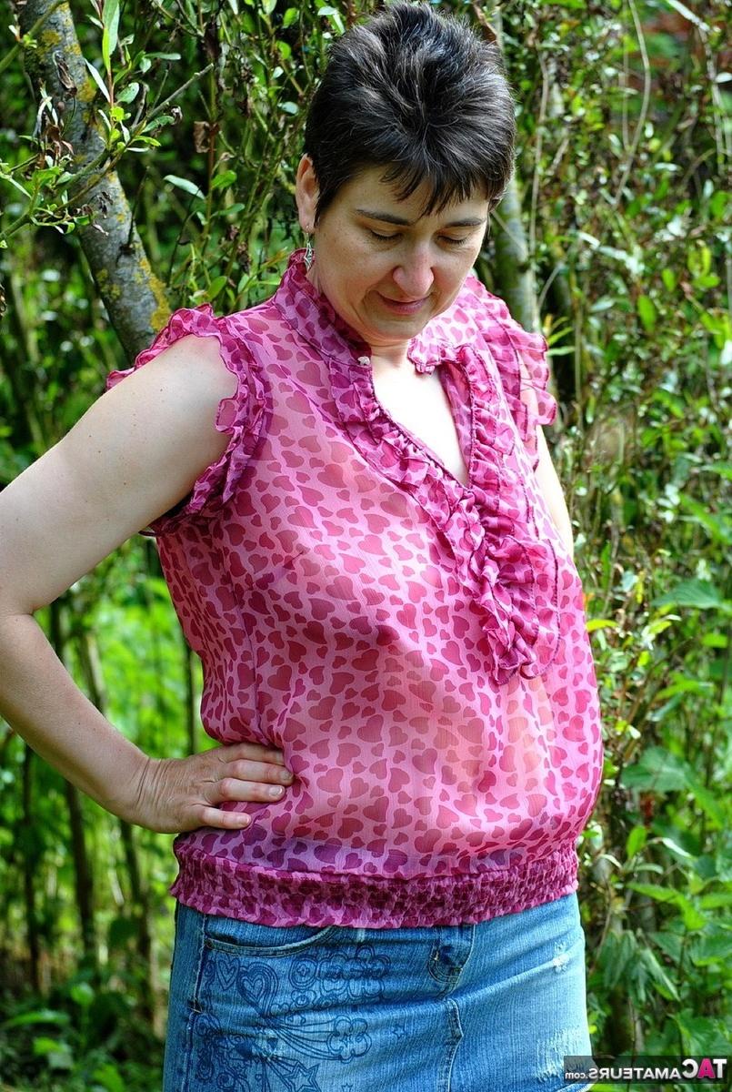 16P Morena amadora Hot MILF expõe seus seios naturais enquanto está na natureza