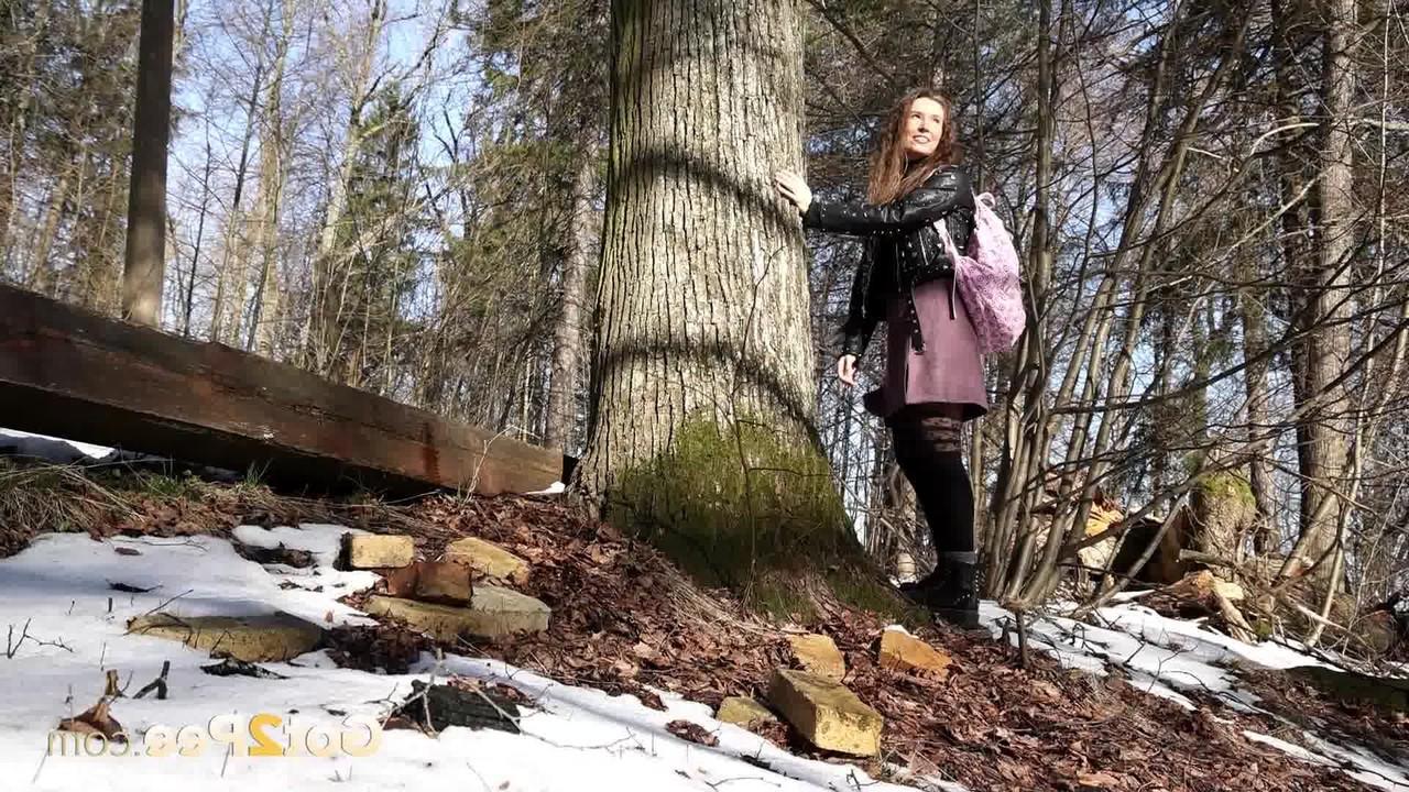 15P A simpática garota Nikky B é pega fazendo xixi ao lado de uma velha árvore em um dia de primavera
