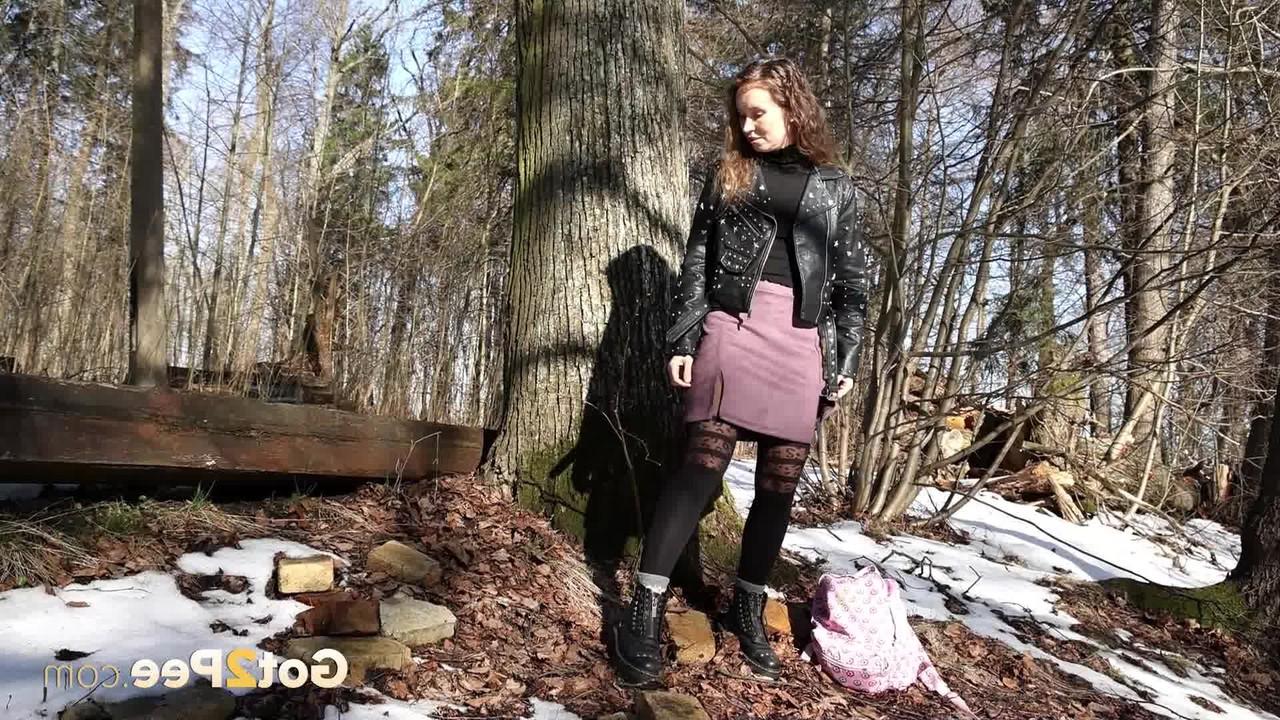 15P A simpática garota Nikky B é pega fazendo xixi ao lado de uma velha árvore em um dia de primavera