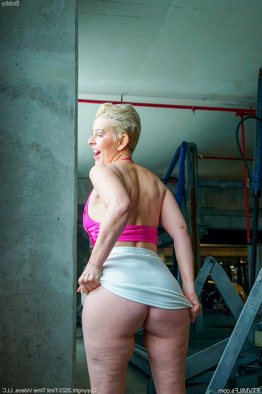 15P La MILF sexy Bobby arbore des cheveux blonds courts tout en exposant son cul et sa chatte.