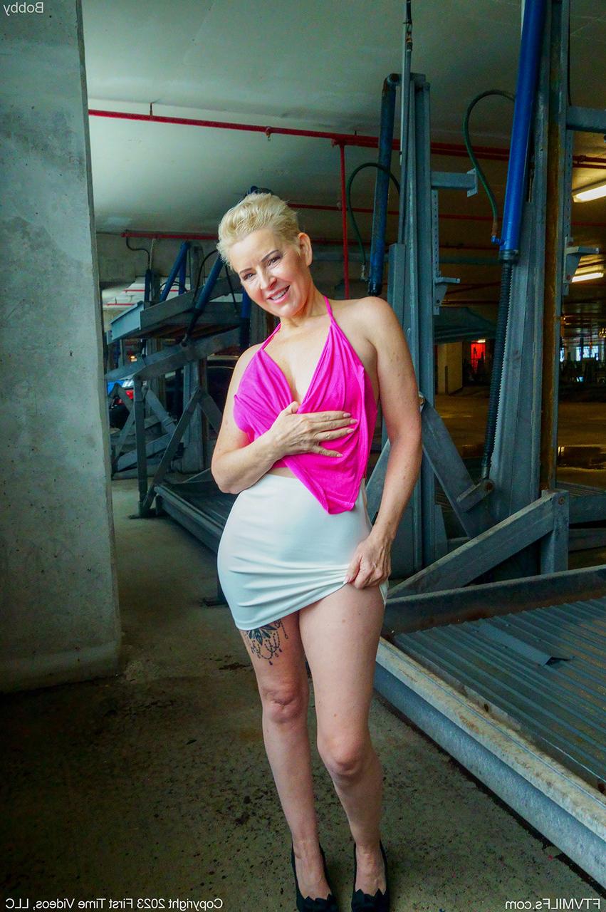15P La MILF sexy Bobby arbore des cheveux blonds courts tout en exposant son cul et sa chatte.